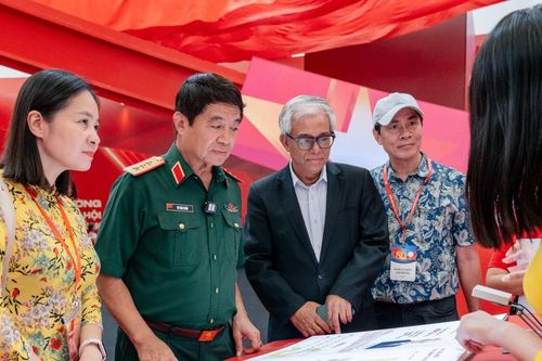 Gần 1,2 triệu lượt khách tham quan triển lãm '95 năm Cờ Đảng soi đường'