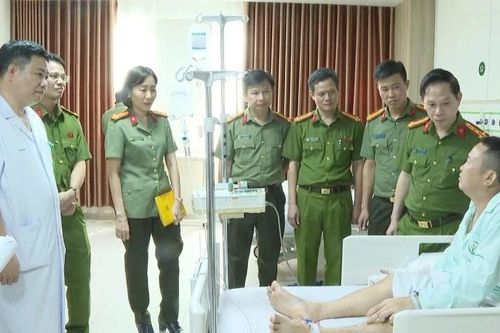 Lãnh đạo Công an tỉnh Thanh Hóa thăm đồng chí, đồng đội bị thương