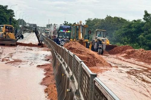 Lâm Đồng xảy ra sạt lở cát đỏ gây ùn tắc Quốc lộ 1