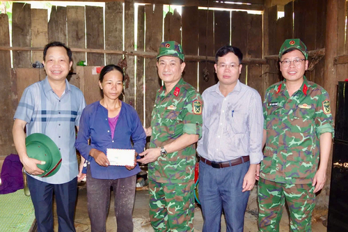 Những ngôi nhà ấm tình quân dân