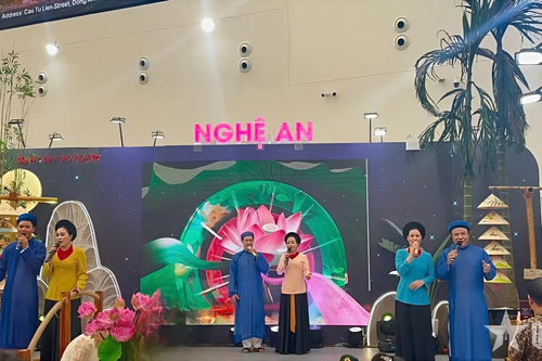Ngân nga dân ca ví, giặm tại triển lãm thành tựu đất nước
