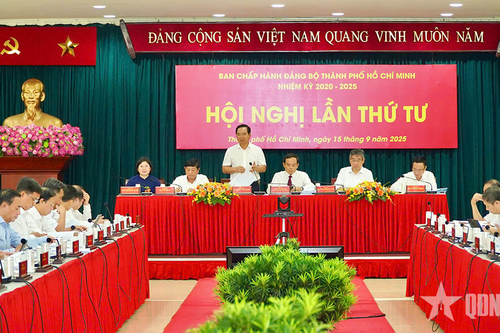 Thành ủy TP Hồ Chí Minh bàn giải pháp phát triển kinh tế, góp ý dự thảo văn kiện Đại hội