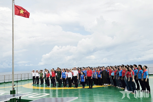 TP Hồ Chí Minh sẻ chia nghĩa tình với quân dân vùng biển Tây Nam