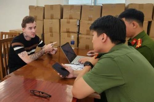 Nam thanh niên nước ngoài mang súng đến quán bar 'khè' đối phương