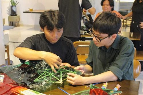 Workshop làm lồng đèn Trung Thu thu hút bạn trẻ