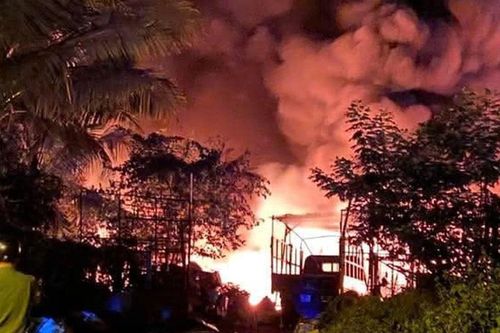 Kho phế liệu ở Quảng Ngãi bị ngọn lửa điên cuồng thiêu rụi trong đêm