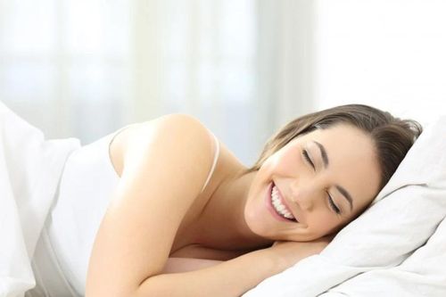 Chuyên gia giải thích hiện tượng cười khi ngủ