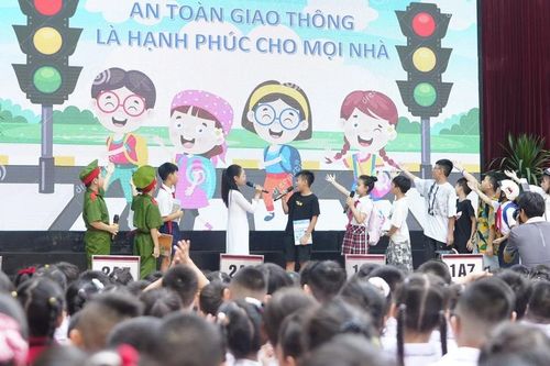 Học sinh Hà Nội hào hứng tìm hiểu an toàn giao thông theo hình thức sân khấu hóa