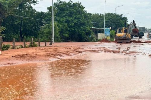 Lâm Đồng: Cát đỏ tràn xuống quốc lộ 1A sau mưa lớn