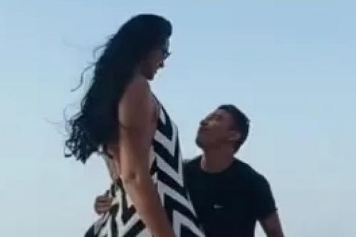 Hôn nhân hạnh phúc của gia đình người vợ cao hơn 2m và chồng kém 40cm