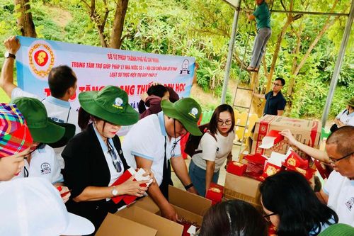 Trung tâm TGPL trao tặng trang thiết bị dạy học và khu vui chơi cho Trường mầm non Pá Vạt