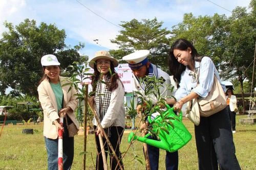 Tặng cây xanh, thùng rác cho Lữ đoàn 167