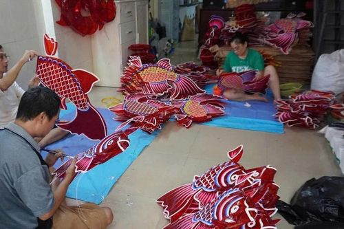Liên tục đơn hàng, làng nghề lồng đèn tất bật mùa vụ