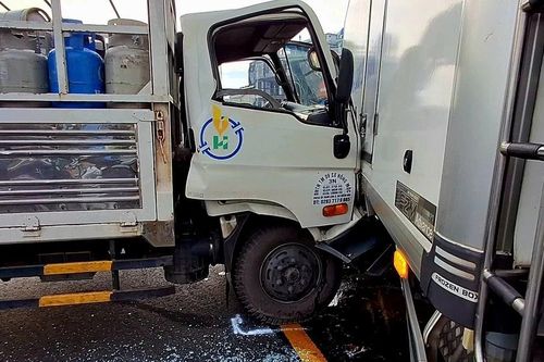 Hai xe tải đâm nhau giữa ngã tư, Quốc lộ 1A ùn tắc kéo dài