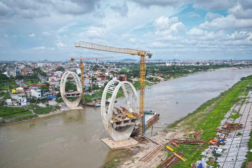 Lạ mắt kiến trúc cây cầu qua sông Đuống sắp về đích