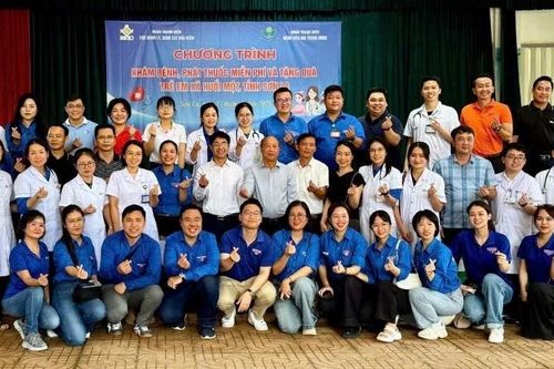 Cục Quản lý, giám sát bảo hiểm phối hợp tổ chức khám miễn phí, tặng quà trẻ em ở Sơn La