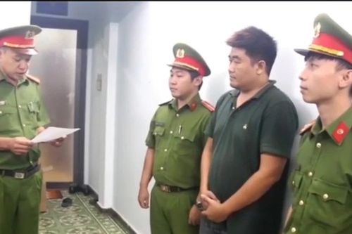 Công an TPHCM tạm giữ khẩn cấp tài xế đánh cụ ông giữa đường