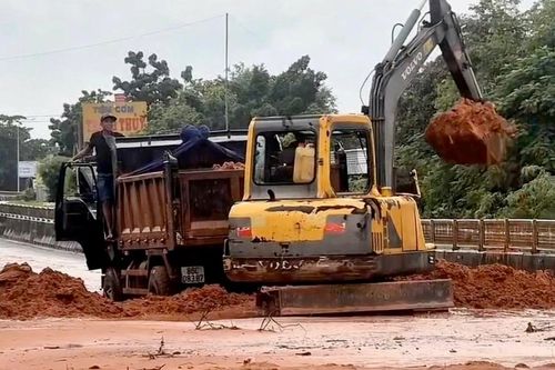 Cát đỏ tràn xuống, phủ kín một đoạn quốc lộ 1A ở Lâm Đồng