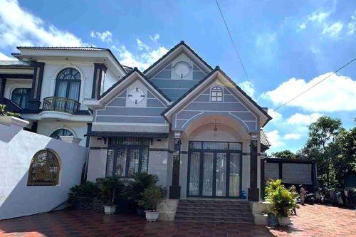 Buôn làng tỷ phú ở thủ phủ sầu riêng có hơn 50 biệt thự, hàng chục xe sang