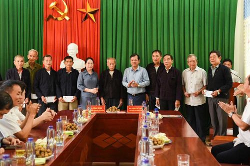Thứ trưởng Nông Thị Hà thăm và tặng quà đồng bào dân tộc thiểu số tại Bắc Ninh