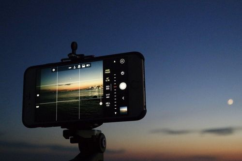 Phó Chủ tịch Apple: Có những hãng smartphone 'vẽ mặt trăng' vào ảnh chụp