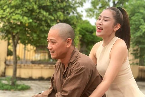 Hoa hậu Kỳ Duyên đượm buồn, con trai NSND Trần Nhượng 'khoe' vợ