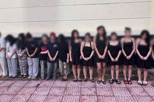 Cảnh sát đột kích tụ điểm mại dâm, phát hiện nhiều cô gái mặc đồng phục màu đen