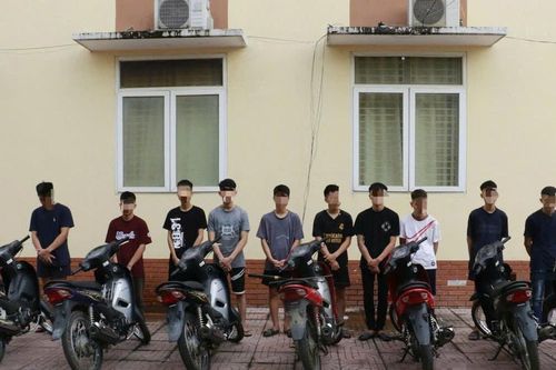 Bắt nhóm đối tượng 'nổi' trên mạng xã hội vì mang hung khí truy đuổi nhau trong đêm