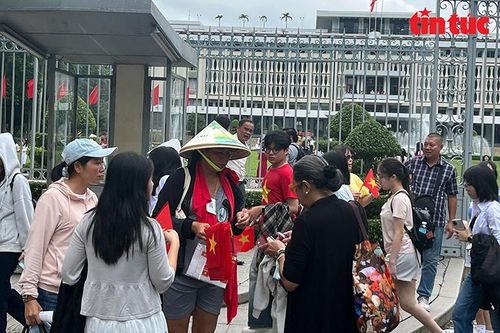 TP Hồ Chí Minh: Hàng rong 'bủa vây' Dinh Độc Lập chèo kéo du khách