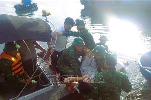 Nghệ An: Kịp thời cứu một ngư dân bị tai nạn lao động trên biển
