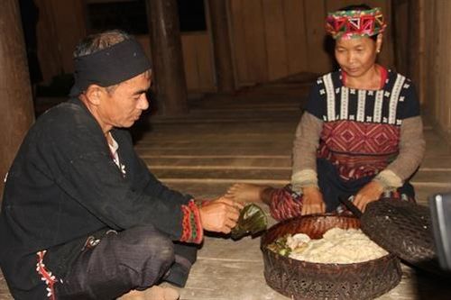Giữ 'hồn' nghề cốm, tạo sinh kế cho đồng bào vùng cao