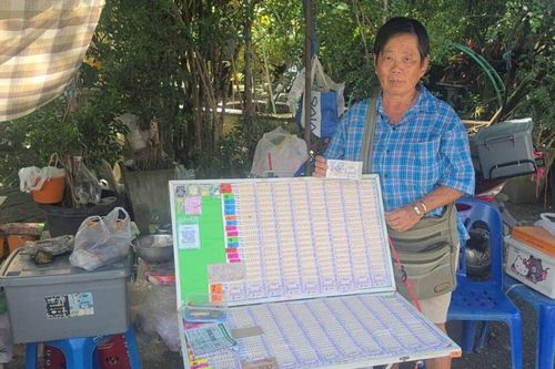 Bán vé số còn ế 200 tờ, người phụ nữ bất ngờ đổi đời sau khi làm một việc