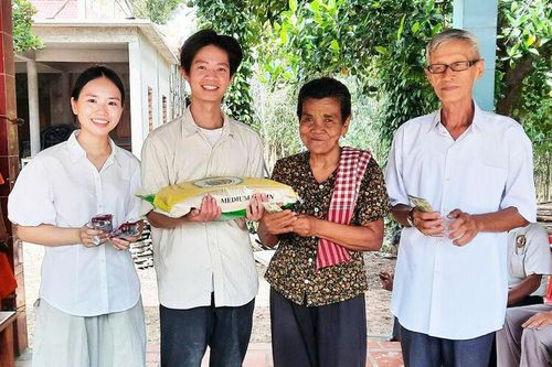 Tặng 200 phần quà cho đồng bào Khmer xã An Cư