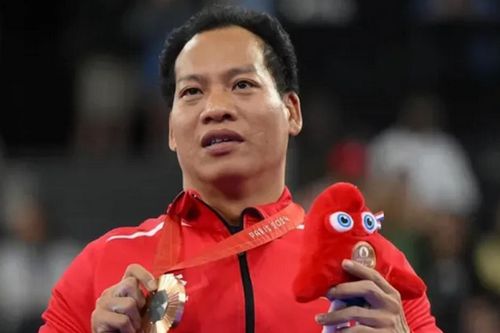 Lực sĩ thể thao người khuyết tật Lê Văn Công được Đại sứ quán Pháp tặng huy chương thanh niên