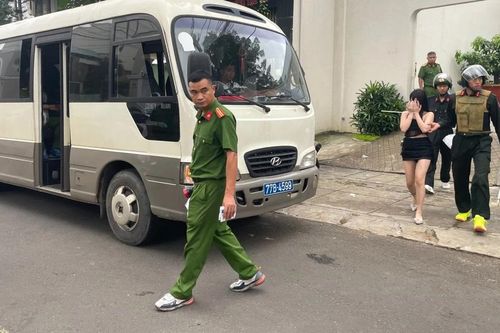 Hàng trăm cảnh sát đột kích nhiều tụ điểm 'bay lắc' ở phường Diên Hồng
