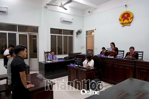 Xem đánh nhau lại xông vào tấn công, 2 bị cáo lãnh án
