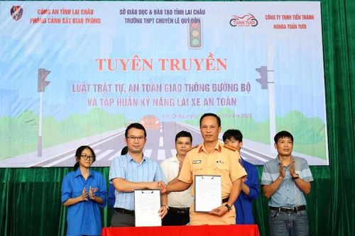 Tuyên truyền Luật Trật tự, an toàn giao thông đường bộ và tập huấn kỹ năng lái xe an toàn