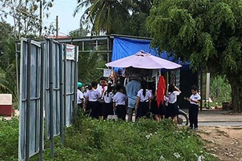 Nỗi lo hàng rong trước cổng trường học