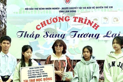 Lâm Đồng trao tặng gần 1 tỷ đồng học bổng 'Thắp sáng tương lai' cho 4 tân sinh viên mồ côi