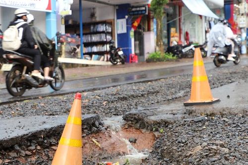 Trầy trật đi lại vì đường bị đào lên rồi… để đó