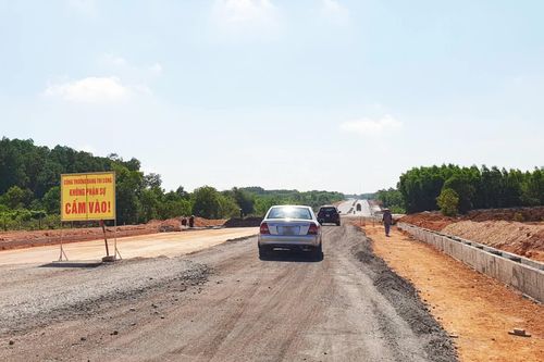 Bất chấp biển báo cấm, hàng loạt ô tô chạy vào đường Hùng Vương đang thi công