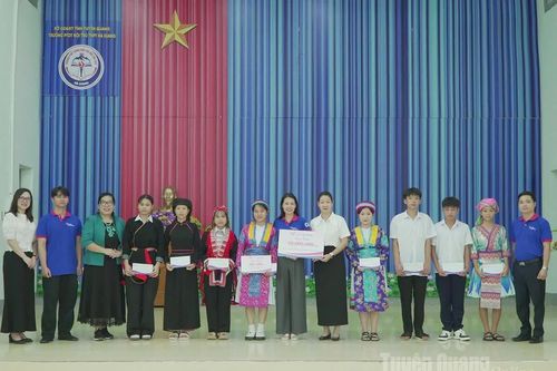 Hỗ trợ học sinh có hoàn cảnh khó khăn tại Trường PTDT Nội trú THPT Hà Giang