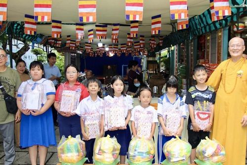 Ban Hướng dẫn Phật tử GHPGVN TP.HCM cùng chùa Thiên Tôn trao học bổng và tặng quà Vu lan