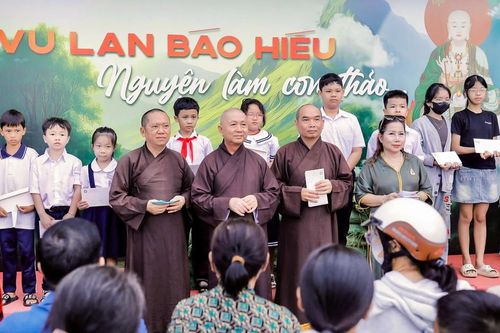 Tu viện Vạn Liên (P.Vũng Tàu), chùa Giác Tâm (P.Lái Thiêu) trao học bổng, quà Vu lan đến học sinh và bà con