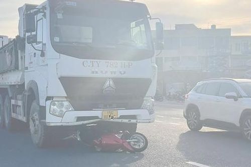 Điểm mù chết người: Xe ben chuyển làn cuốn 3 mẹ con vào gầm