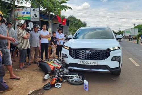 Đắk Lắk: Xe máy tông xe đạp điện khiến một học sinh mồ côi tử vong, hai người bị thương