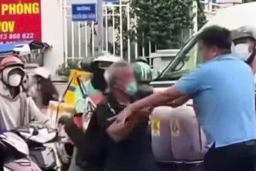 Làm rõ vụ tài xế xe máy và ô tô xô xát giữa đường ở TP.HCM
