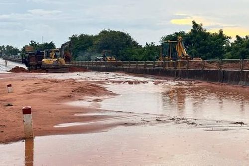 Cát đỏ tràn xuống quốc lộ sau mưa lớn, giao thông qua Lâm Đồng tê liệt nhiều giờ