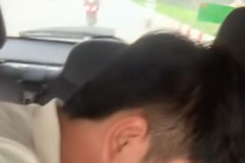 Người chồng dũng cảm đỡ đẻ cho vợ ngay trên xe taxi