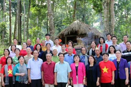 Đoàn ĐBQH tỉnh Quảng Ninh về nguồn Kỷ niệm 80 năm Ngày Tổng tuyển cử đầu tiên bầu ra Quốc hội Việt Nam (6/1/1946 - 6/1/2026): Kế thừa, tiếp nối xứng đáng truyền thống vẻ vang của Quốc hội